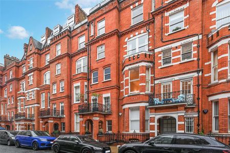 A bright and impressive two bedroom two bathroom apartment boasting a full length private balcony overlooking the manicured communal gardens. - Photo 2