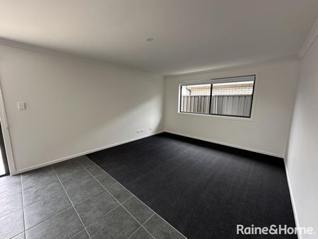 Modern Family Living in Munno Para Downs - Photo 3