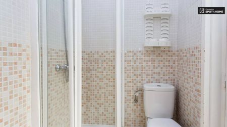 Big room with A/C in 12-bedroom apartment, Atocha - Photo 5