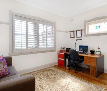 Top Floor Art Deco Apartment, Classic Charm In A Prime Lifestyle Hub - Photo 4