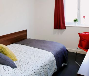 Large Double En-Suite - Photo 3