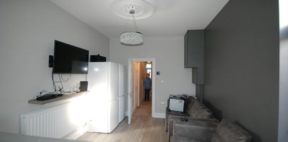 Lyndhurst Road Room 1 - Photo 2