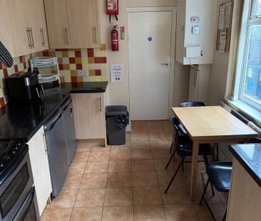 1 bedroom in a house share to rent - Photo 2
