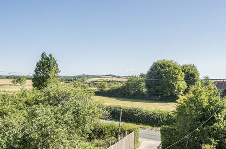 4 bedroom semi-detached house to rent - Photo 4
