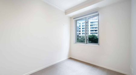 Centrally located 3 bedroom apartment available now - Photo 2