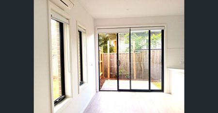 LUXURY 2 BEDROOM 2 STORY TOWNHOUSE - Photo 2