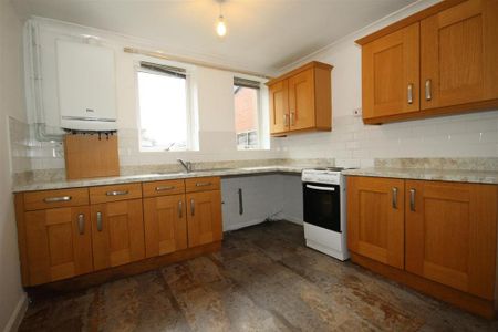 3 bedroom semi-detached house to rent - Photo 5