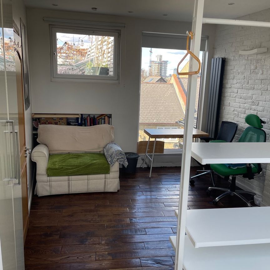 Room in a Shared House, Knoll Road, SW18 - Photo 1