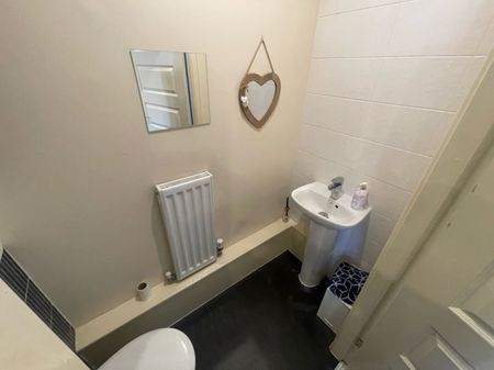 2 bed Town House - To Let - Photo 5