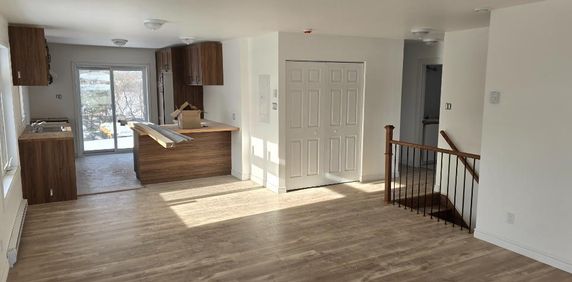 5 1/2 a louer, construction 2025, jamais habité, triplex tranquille proche du centre ville. - Photo 2