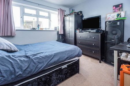 4 bedroom semi-detached house to rent - Photo 5