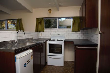 Tidy 2 bedroom apartment on Cargill Street! - Photo 2