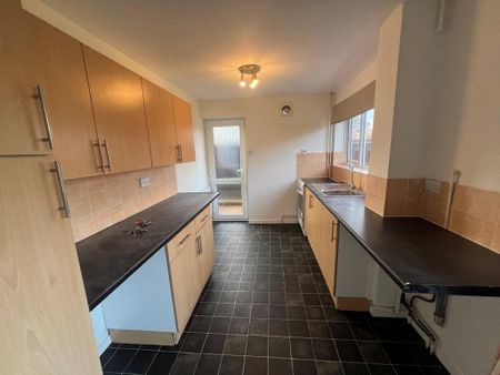 3 bedroom semi-detached house to rent - Photo 3