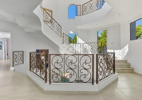 Luxurious south facing villa with Sea Views for sale on a Benahavis Golf course