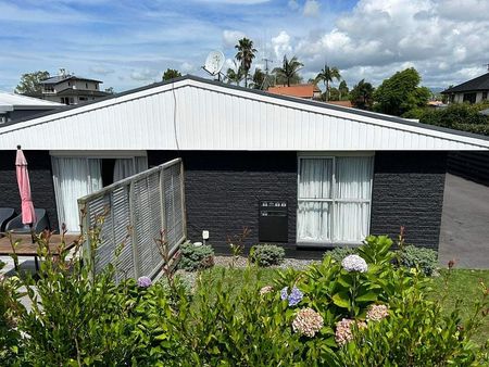 Chic, 2BR, Furnished Townhouse in Tauranga South - Photo 3