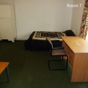 Single room in rooming house - Photo 2