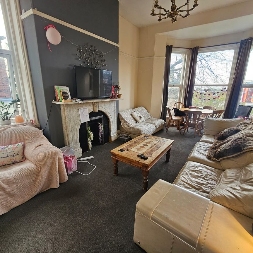 3 Bed - flat 2, 35 Richmond Road, Headingley, Leeds - LS6 1BX - Student - Photo 1