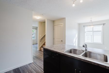 4plex in Modern 3 Bed / 1.5 Bath Suite – Spacious & Bright! - Photo 5