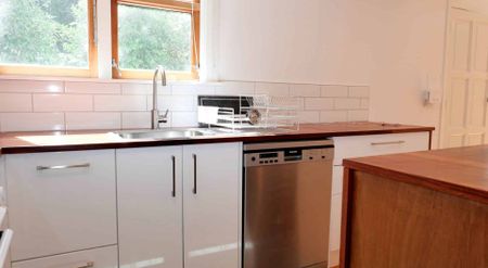 Well Presented Two-Bedroom Downstairs Flat - Photo 2