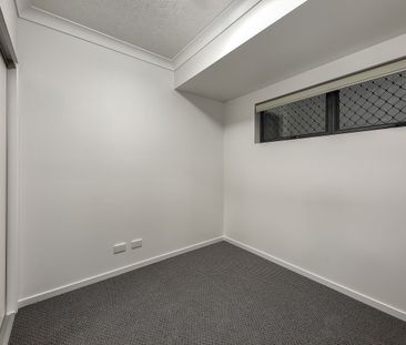 THREE BEDROOM GEM WITH COURTYARD IN A GREAT LOCATION - Photo 2
