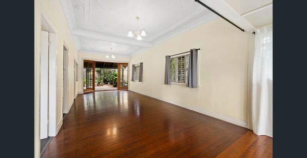 3 bedroom home with sleepout and large yard in perfect location - Photo 1