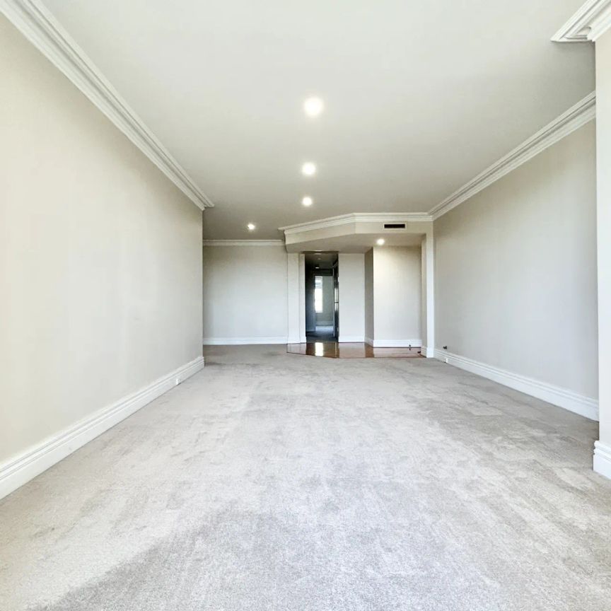 Family entertainer in a highly sought after locale - Photo 1