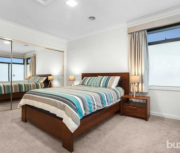 MODERN FOUR BEDROOM TOWNHOUSE - Photo 4