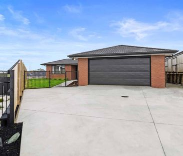 Near new family home not to be missed!! - Photo 4