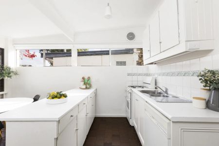 Charming and Convenient Two Bedroom Stone Cottage Close to the City - Photo 2