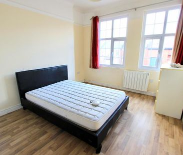 3 bedroom flat to rent - Photo 2