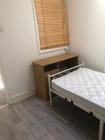 Room in a Shared House, Cranbrook Road, IG1 - Photo 3