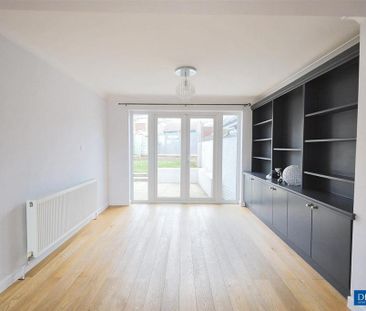 4 bedroom end of terrace house to rent - Photo 2