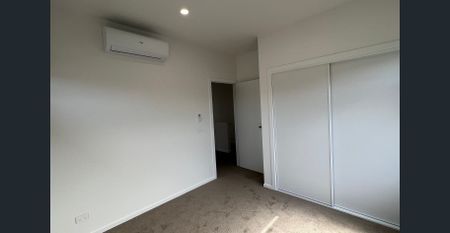 Modern 3-Bedroom Townhouse! - Photo 4