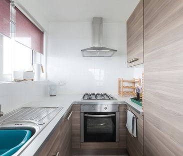 1 Bed Flat, Wandsworth Road, SW8 - Photo 1