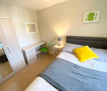 Perigee, Shinfield, Reading, RG2 - Photo 2