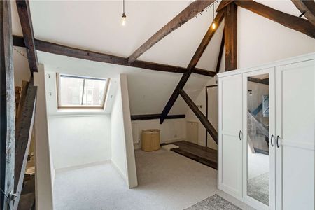 Fantastic, renovated one bedroom maisonette apartment. - Photo 2