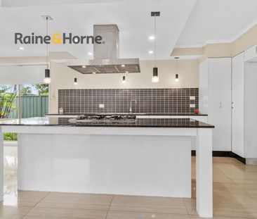 BEAUTIFUL FAMILY HOME!! - Photo 3