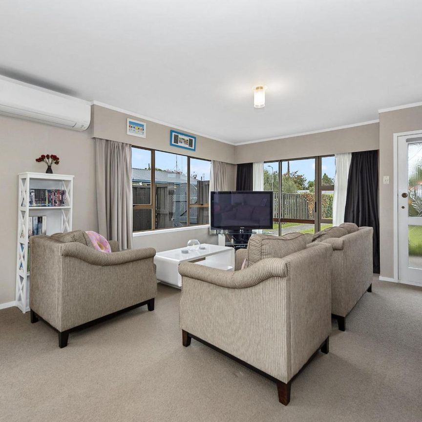 Charming Two Bedroom Unit - Photo 1