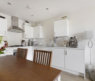 Contemporary two bedroom flat set on the second floor of Berwick Pl... - Photo 6