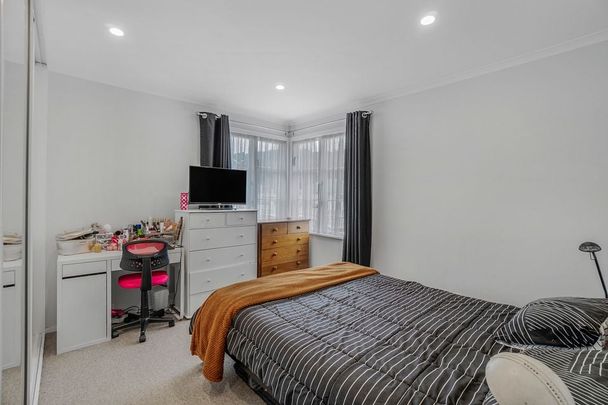 1 Room in a 3 bedroom house in Naenae - Photo 1
