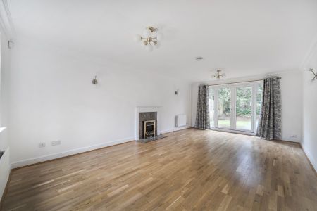 2A Churchfield Avenue, Weybridge - 5 bedrooms Property for lettings - Seymours - Photo 4