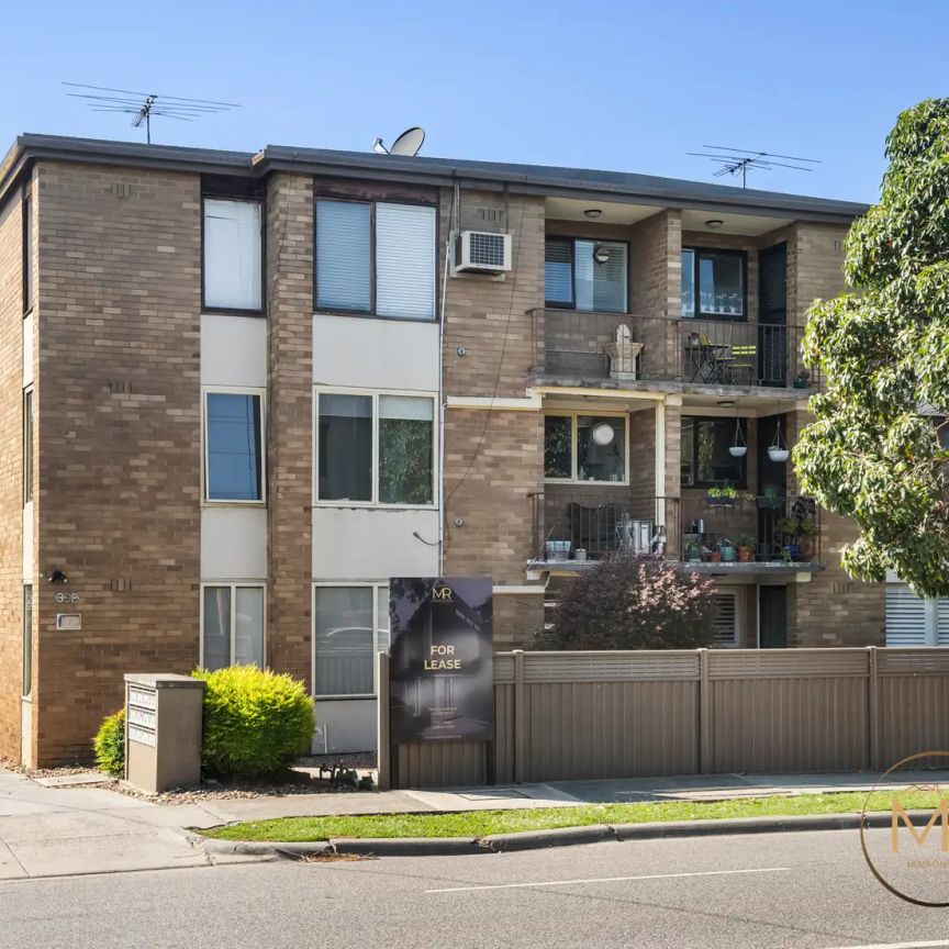 “Bright 2-Bedroom Apartment with Stunning City Views in Essendon” - Photo 1