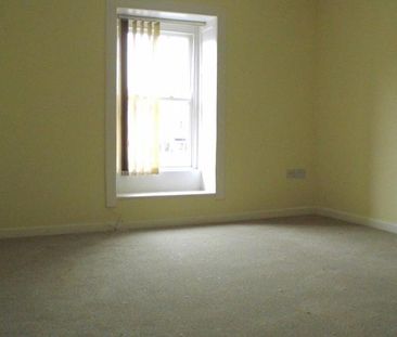 3 bedroom flat to rent - Photo 3