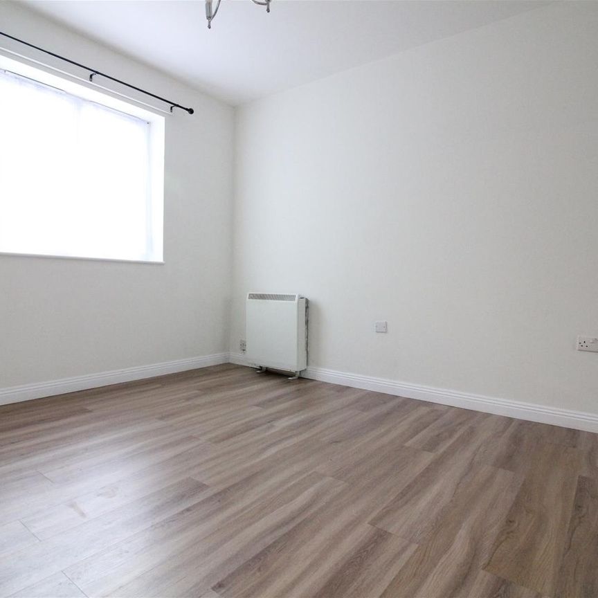 Warwick Road, West Drayton - Photo 1