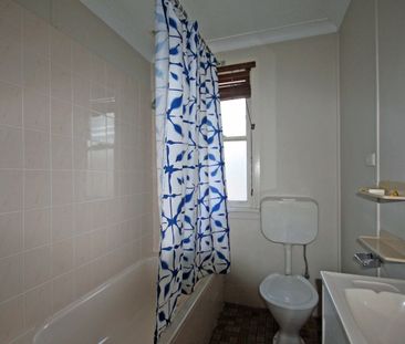 3 bedroom home in downtown location - Photo 4