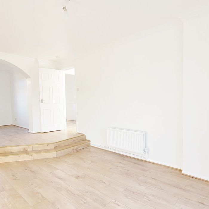 Garnet Walk, Beckton, London E6 - Photo 1