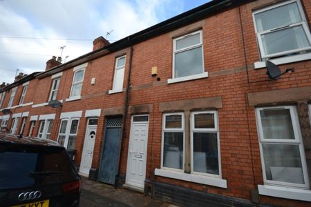 4 bed Mid Terraced House for Rent - Photo 2