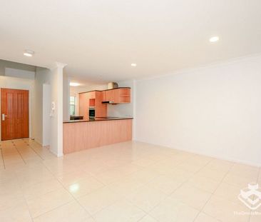 A Peaceful, Comfortable & Fully Renovated Townhouse in Ashmore - Photo 1