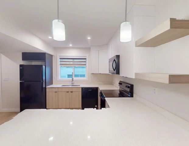 MAIN-15814 100A Ave NW — 3 beds - Photo 1