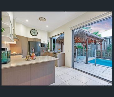 Luxury Family Living with Pool & Dual Street Access - 11 Garawarra ... - Photo 2